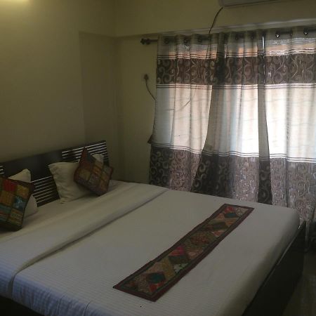 뭄바이 Poonam Hieghts B&B 외부 사진