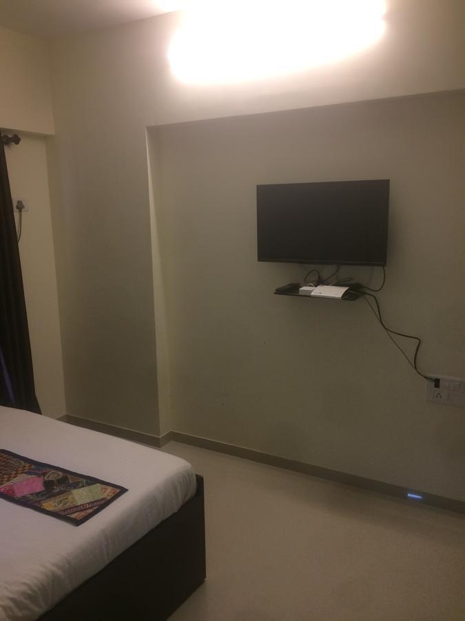 뭄바이 Poonam Hieghts B&B 외부 사진